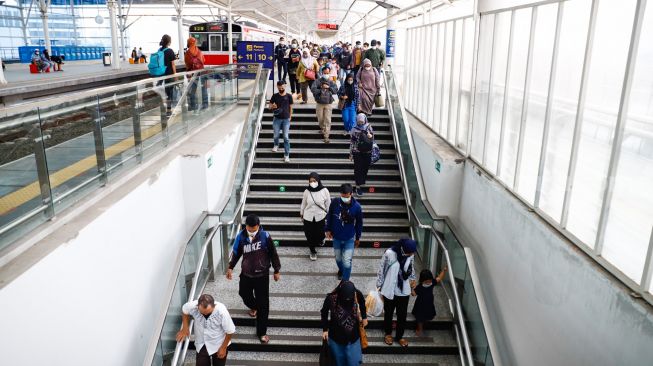 Sejumlah penumpang kereta rel listrik (KRL) di Stasiun Manggarai, Jakarta Selatan, Rabu (25/5/2022). [Suara.com/Alfian Winanto] 