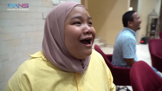 Momen Nagita Slavina iseng bayarin karyawan naik pesawat (YouTube/Rans Entertainment)