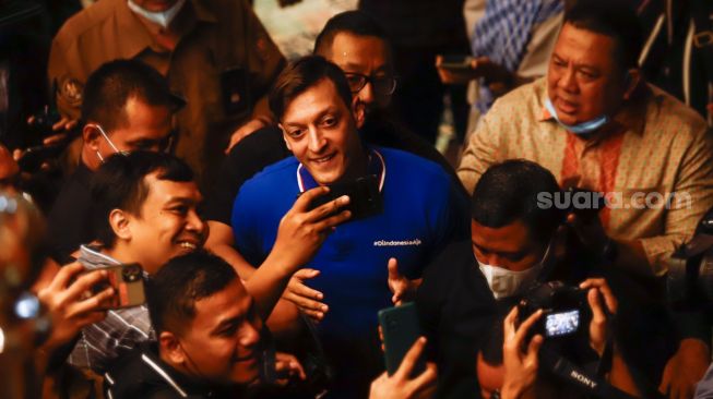 8 Moment Mesut Ozil ke Indonesia, Bertemu Sandiaga Uno hingga Dikenalkan ke Anak Angkat Cristiano Ronaldo