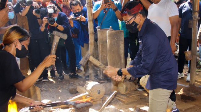 Sambangi Empu Ika, Sandiaga Bakal Kenalkan Keris ke Milenial