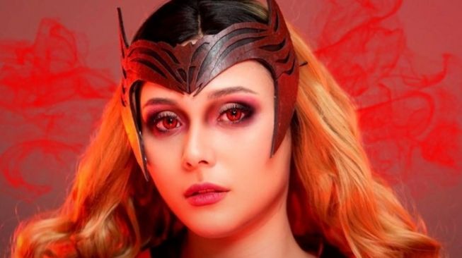 5 Potret Adu Gaya Greta Irene dan Elizabeth Olsen, Semakin Mirip saat Menggunakan  Cosplay Wanda Maximoff