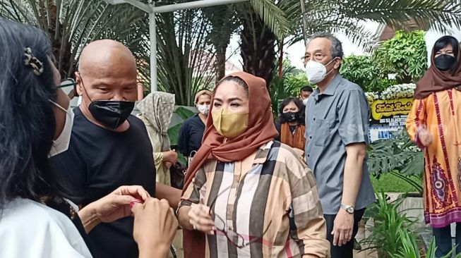 Vina Panduwinata di rumah duka kawasan Lebak Bulus, Jakarta Selatan pada Rabu (25/5/2022) [Suara.com/Rena Pangesti]