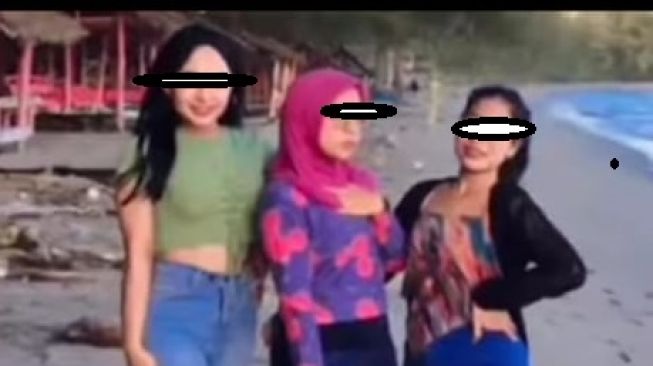 Tiga perempuan yang dianggap nodai Qanun Syariah Islam di Aceh (Instagram/ @kabarnegri).