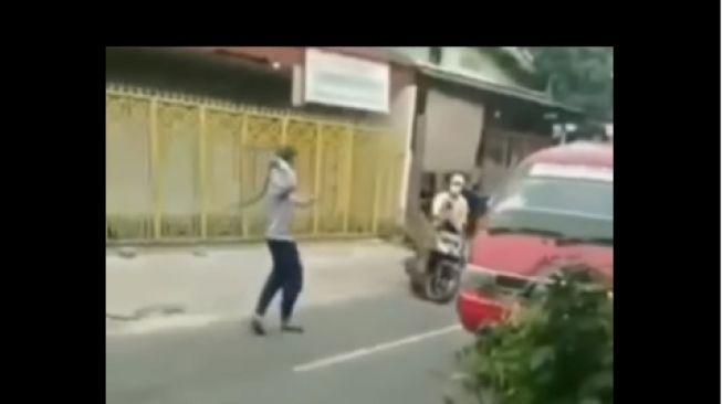 Gerombolan Keluar Gang, Pelajar SMP di Ciracas Cegat dan Nyaris Sabet Pemotor Pakai Celurit