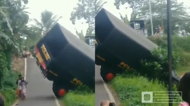 Truk Polisi Terperosok di Persawahan Tlogowaru Malang