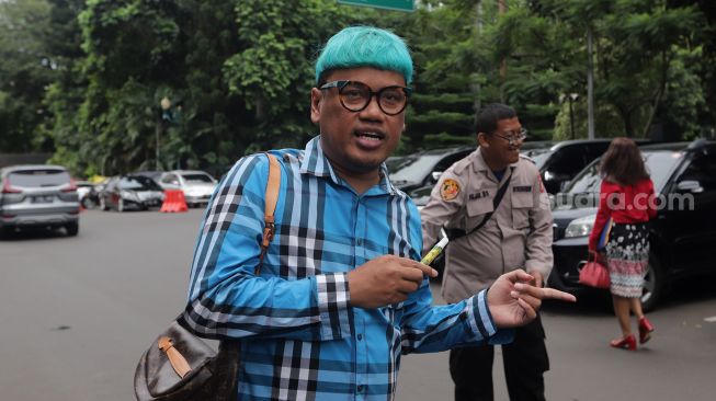 Presenter Uya Kuya tiba untuk menjalani pemeriksaan di Polda Metro Jaya, Jakarta, Rabu (25/5/2022). [Suara.com/Angga Budhiyanto]