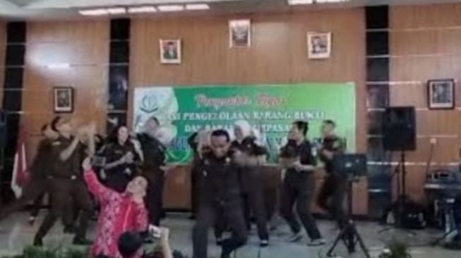 Viral Aksi Joget dan Saweran Jaksa di Lahat, Kejagung Turun Tangan