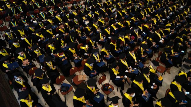 Wisudawan Universitas Gadjah Mada (UGM) mengikuti Wisuda Program Sarjana dan Diploma TA 2021/2022 yang digelar secara luring di GSP UGM, Sleman, D.I Yogyakarta, Rabu (25/5/2022).  ANTARA FOTO/Andreas Fitri Atmoko