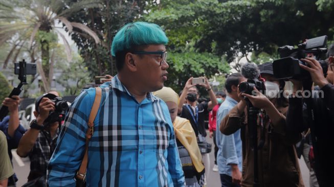 Presenter Uya Kuya tiba untuk menjalani pemeriksaan di Polda Metro Jaya, Jakarta, Rabu (25/5/2022). [Suara.com/Angga Budhiyanto]