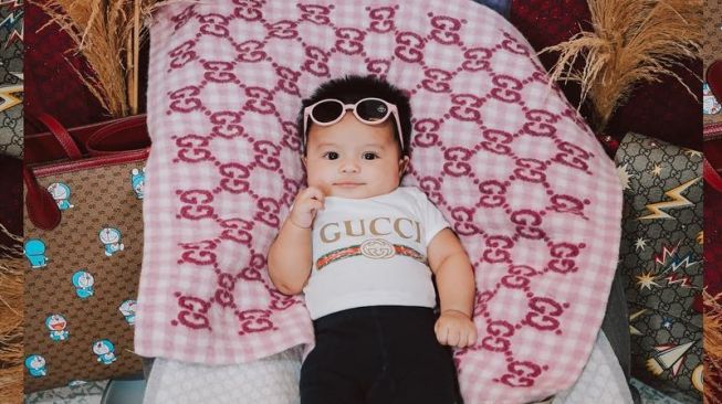 Baby Ameena Kenakan Sepatu Putih Menggemaskan, Ternyata dari Brand Hermes