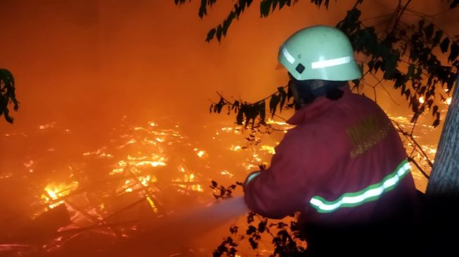 Kandang Terbakar, Ribuan Ayam Broiler di Bandung Barat Mati Terpanggang, Ujang Hanya Bisa Pasrah Rugi Ratusan Juta