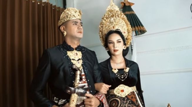 Kalina Oktarani dan Ricky Miraza mengenakan pakaian adat Bali. [YouTube Kalina Oktarani]