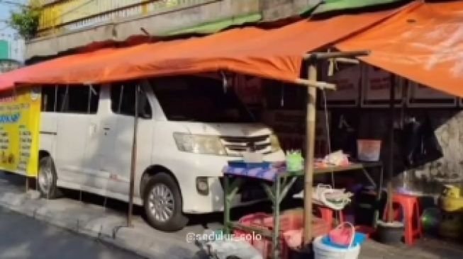 Penjual Nekat Buka Lapak Meski Ada Mobil Parkir Blokir Jalan Trotoar, Publik Geleng-geleng Kepala: Salah Semua!