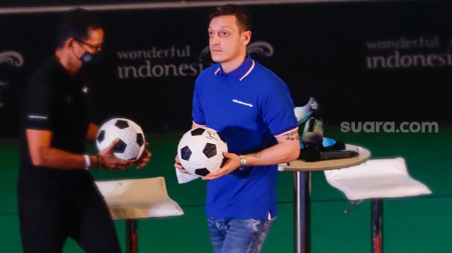 Pesepakbola Mesut Ozil saat konferensi pers di Kementerian Pariwisata, Ekonomi dan Kreatif (Kemenparekraf), Jakarta Pusat, Rabu (25/5/2022). [Suara.com/Alfian Winanto]