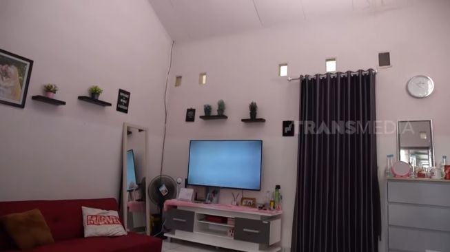 Foto Rumah Rp750 Juta Elly Sugigi (YouTube TRANS7 OFFICIAL)