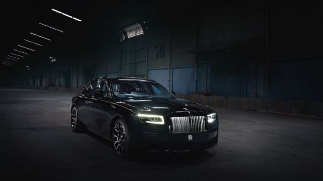 The Best 5 Oto: Rolls-Royce Black Badge Ghost Tiba di Jakarta, Sebastian Vettel Kemalingan, Berlibur Pakai Mobil Pribadi