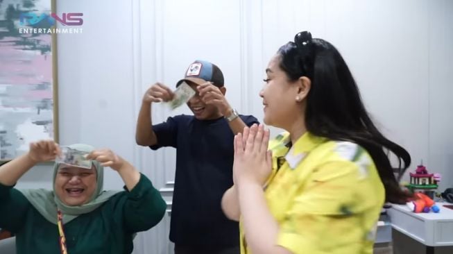 Momen Nagita Slavina iseng bayarin karyawan naik pesawat (YouTube/Rans Entertainment)