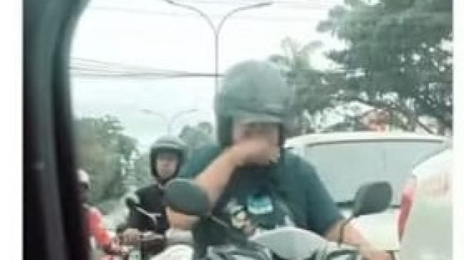 Pengendara motor perempuan terekam kamera warganet sedang menangis di jalan (Instagram/ @@nyinyir_update_official).