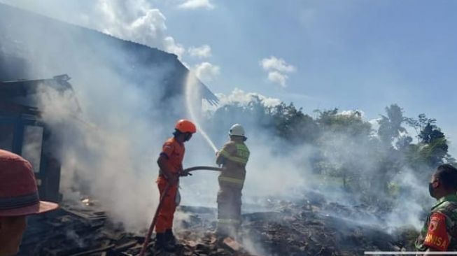 3 Rumah Warga Bondowoso Ludes Jadi Arang, Terbakar Hebat Gegara Korsleting Listrik