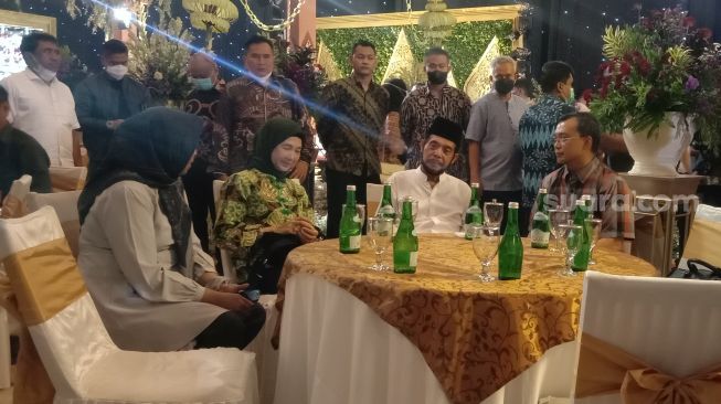 Potret Keakraban Adik Presiden Jokowi dan Ketua MK Anwar Usman Saat Hadiri Gladi Bersih Pernikahan