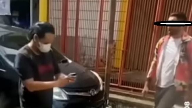 WNA terlibat perselisihan dengan pengendara mobil di Palembang (Instagram/ @majeliskopi08). 