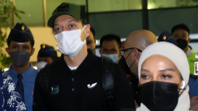 Mantan pesepak bola Timnas Jerman Mesut Ozil (kedua kanan) berjalan keluar setibanya di Bandara Soekarno Hatta, Tangerang, Banten, Selasa (24/5/2020).  ANTARA FOTO/Muhammad Iqbal