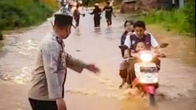 Pantau Lokasi Banjir, Kapolsek Kota Baru Imbau Warga untuk Berhati-hati