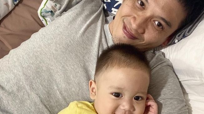 Potret Kedekatan Rezky Aditya dengan Anak (Instagram/thereal_rezkyadhitya)