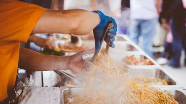 Viral Foto Jadul Penjual Makanan di Jakarta Tahun 1905, Tanaman Ini Bikin Warganet Salfok