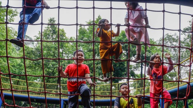 Anak-anak bermain di Taman Puring, Jakarta Selatan, Kamis (26/5/2022). [Suara.com/Alfian Winanto]