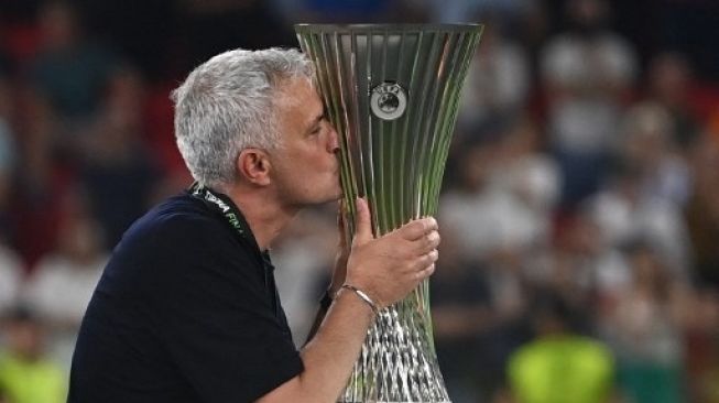 Jose Mourinho Pamer Tato Tiga Trofi antar Klub UEFA, Singgung Manchester United