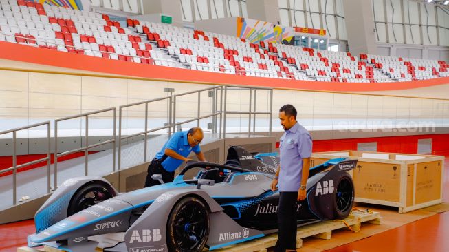 Ketua Pelaksana Formula E Jakarta Ahmad Sahroni (kiri) bersama Managing Director Organizing Committee Jakarta E-Prix 2022 Widi Amanasto (kanan) melihat replika mobil Formula E di Jakarta International Velodrome, Rawamangun, Jakarta Timur, Kamis (26/5/2022). [Suara.com/Alfian Winanto]