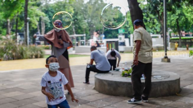 Anak-anak bermain di Taman Puring, Jakarta Selatan, Kamis (26/5/2022). [Suara.com/Alfian Winanto]