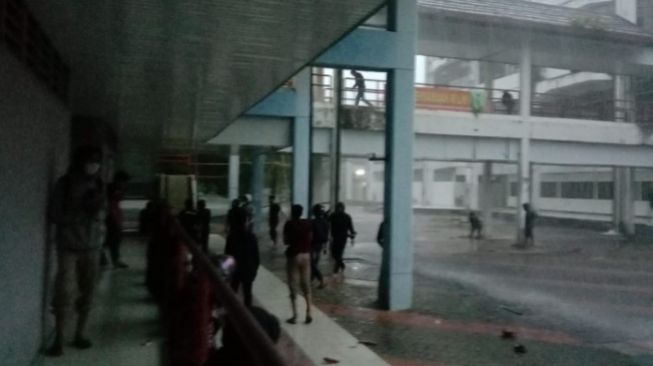 Dua Kelompok Mahasiswa Terlibat Tawuran di Kampus Unhas, Sejumlah Gedung Rusak Terkena Lemparan Batu