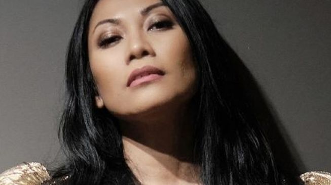 5 Gaya Anggun C Sasmi di Festival Film Cannes, Penampilannya Mampu Saingi Artis Luar Negeri