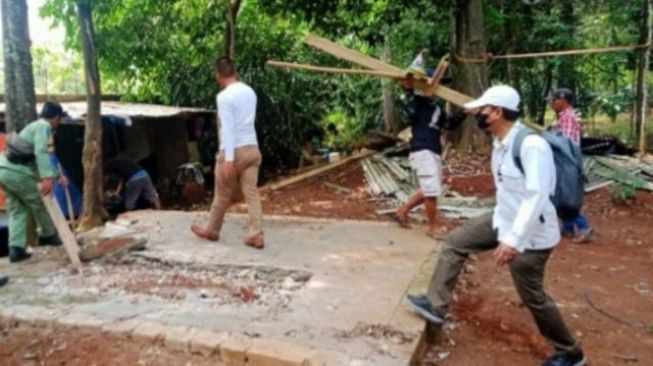 Anggota Polsek Maja dan petugas Satpol PP terpaksa membongkar sebuah makam yang diduga keramat yang berada di kawasan Tempat Pemakaman Umum (TPU) di Kampung Leuwibadak, Desa Curugbadak, Kecamatan Maja, Kabupaten Lebak [Bantennews]