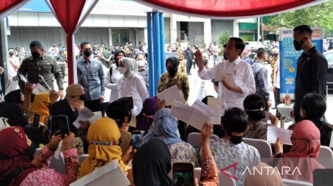 Blusukan di Solo, Presiden Jokowi Salurkan Tambahan Modal Pelaku Usaha di Pasar Gede