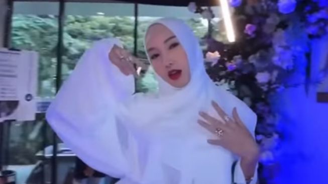 Gaya artis di halal bihalal bos MS Glow (Instagram/@lucintaluna_manjalita)