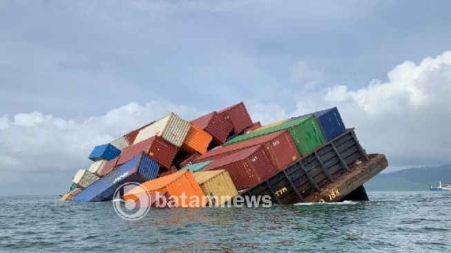 Tongkang pengangkut kontainer nyaris tenggelam di Karimun (Foto: Batamnews)
