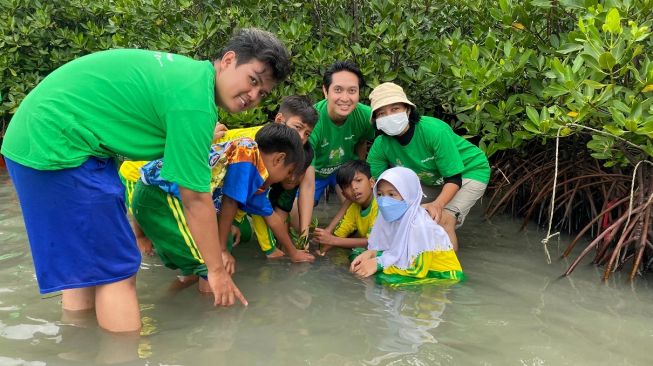Sharp Greenerator Membimbing Siswa Siswi MIN 17 Kampus B Pulau Panggang Menanam Mangrove. [Sharp Indonesia]