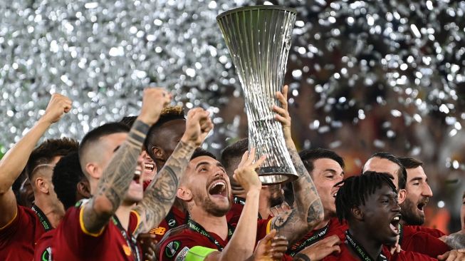 Para pemain Roma merayakan kemenangan setelah memenangkan pertandingan sepak bola final UEFA Conference League antara AS Roma melawan Feyenoord di Air Albania Stadium, Kamis (26/5/2022) dini hari WIB. [OZANKOSE/AFP]