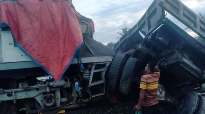 Detik-detik Truk Tertabrak Kereta Api di Sumut, Masinis Luka-luka