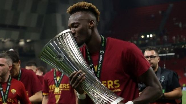 Penyerang AS Roma, Tammy Abraham, mencium trofi saat ia merayakan kemenangan dalam pertandingan sepak bola final Liga Eropa UEFA antara AS Roma dan Feyenoord di Stadion Air Albania di Tirana pada 25 Mei 2022.Tuan Shkullaku/AFP