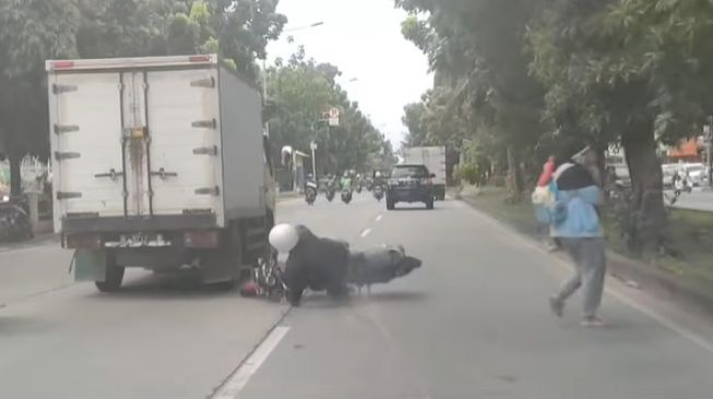 Aksi pemotor hindari tabrakan dengan emak-emak yang menyeberang jalan bikin publik salut (Instagram)