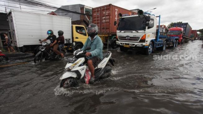 Banjir rob melanda kawasan Kalianak, Surabaya. [SuaraJatim/Dimas Angga]