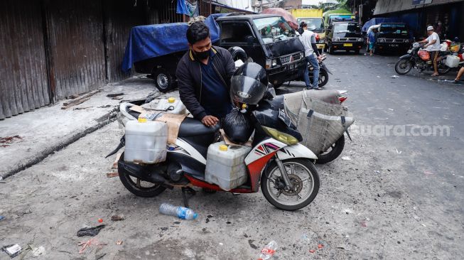 Suasana aktivitas pekerja pada salah satu agen minyak goreng curah di kawasan Kebayoran Lama, Jakarta Selatan, Kamis (26/5/2022). [Suara.com/Alfian Winanto]