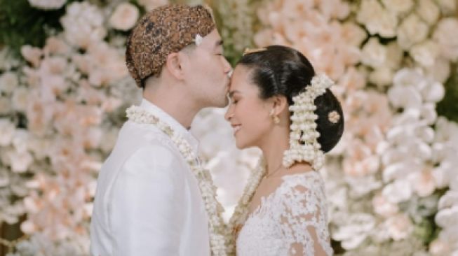 Suami Maudy Ayunda Pamer Foto Ciuman Pertama setelah Menikah, Sweet Banget!