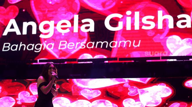 Pemeran Angela Gilsha tampil dalam acara perilisan single terbaru Haico Van der Veken berjudul "Aku Lepas Kamu Cinta" di Holywings Gatsu Club V, Jakarta, Kamis (26/5/2022). [Suara.com/Angga Budhiyanto]