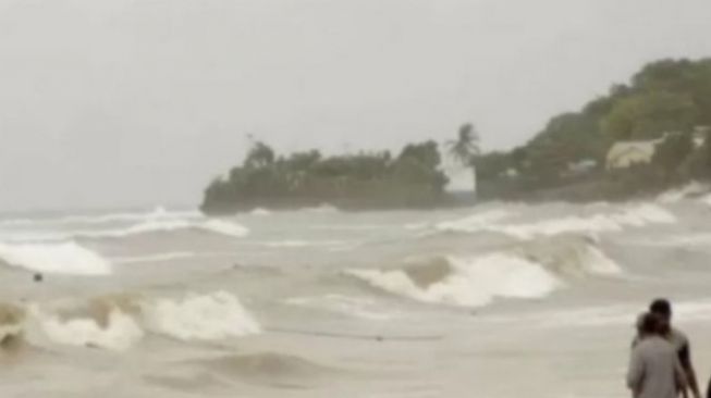 BMKG: Gelombang Tinggi 4 Meter Masih Mengancam Perairan Nusa Tenggara Timur
