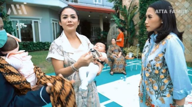 Momen Ameena Piknik di Rumah Krisdayanti (YouTube/AH)